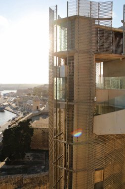 Valletta, Malta - 19 Aralık 2022: Valletta, Malta 'da Barrakka Gardens Asansörü' nde günbatımı