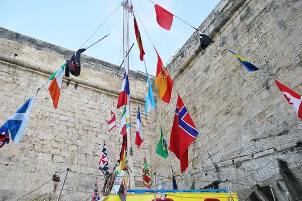 Valletta, Malta - 19 Aralık 2022: Norveç, İspanya, Brezilya, Arjantin, Kanada, İsveç, Fransa, İtalya Bayrakları