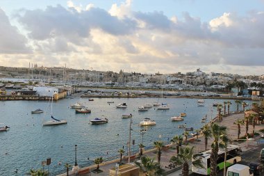 Valletta, Malta - 19 Aralık 2022: Malta Limanı Manzarası Panoramik Görünümü