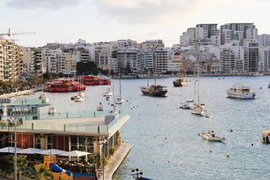 Valletta, Malta - 19 Aralık 2022: Sliema City View ile Malta Manzarası Sabah Güneşi