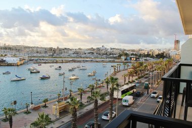 Valletta, Malta - 19 Aralık 2022: Malta Limanı ve Gzira Hava Sahası Panoramik Görünümü