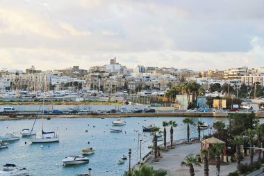 Valletta, Malta - 19 Aralık 2022: Malta Limanı ve Gzira Havacılık Manzarası