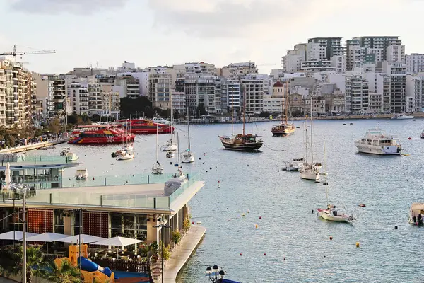 Valletta, Malta - 19 Aralık 2022: Sliema City View ile Malta Manzarası Sabah Güneşi