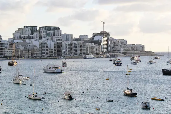 Valletta, Malta - 19 Aralık 2022: Kayık ve Binalarla Malta 'da Sliema City Havacılık