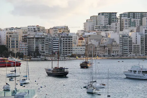 Valletta, Malta - 19 Aralık 2022: Kayık ve Binalı Sliema City Peyzajı
