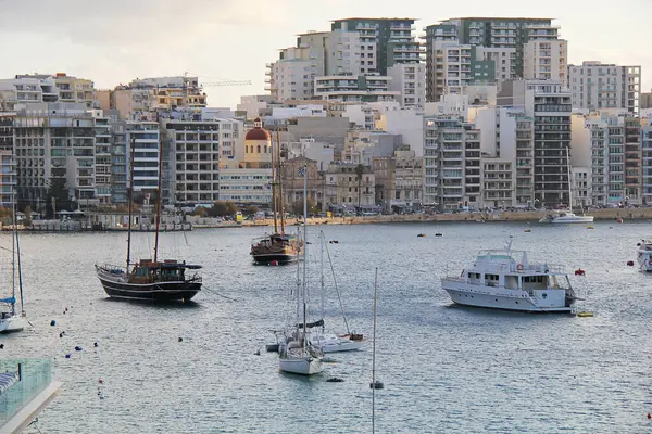 Valletta, Malta - 19 Aralık 2022: Sliema, Malta Hava Alanı Tekne ve Binalarla
