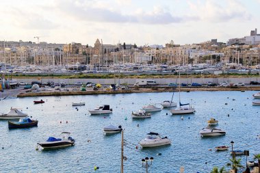 Valletta, Malta - 19 Aralık 2022: Limanı veya Limanı ile Malta Adası Manzarası