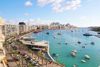 Valletta, Malta - 19 Aralık 2022: Sliema ve Gzira City View ile Malta Adası Manzarası
