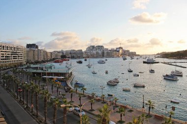 Valletta, Malta - 19 Aralık 2022: Deniz ve Şehirle Gündoğumunda Malta Peyzajı