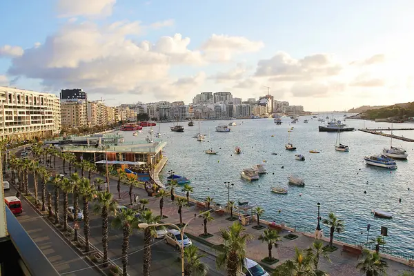 Valletta, Malta - 19 Aralık 2022: Sliema Panorama Manzaralı Malta Peyzajı
