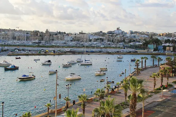 Valletta, Malta - 19 Aralık 2022: Malta Limanı ve Gzira Havacılık Panoramik Görünümü
