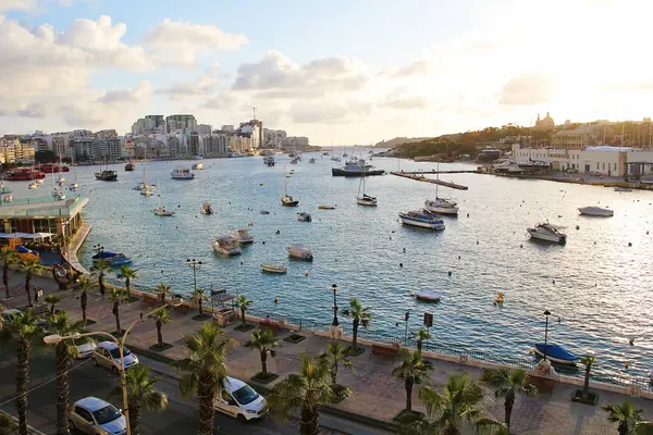 Valletta, Malta - 19 Aralık 2022: Sliema City View ile Malta Sabah Manzarası