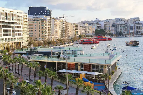 Valletta, Malta - 19 Aralık 2022: Sliema City View ile Malta Otel ve Restoran Manzarası