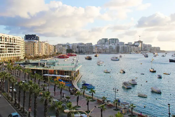 Valletta, Malta - 19 Aralık 2022: Sliema City View ile Gündoğumu Malta Manzarası