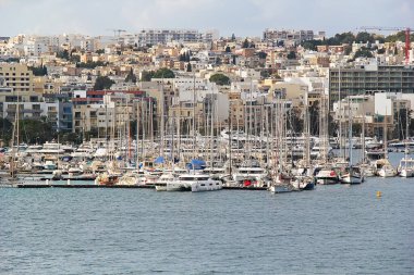 Valletta, Malta - 19 Aralık 2022: Malta Yat Kulübü Marina Panorama