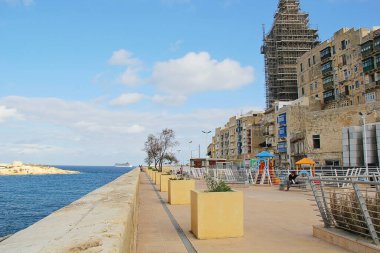 Valletta, Malta - 19 Aralık 2022: Valletta, Deniz Kıyısı ve Evleri olan Malta Eski Kasabası