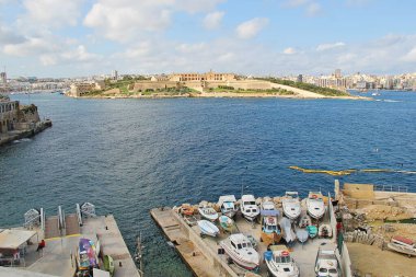 Valletta, Malta - 19 Aralık 2022: Tekneli Manoel Adası Peyzajı