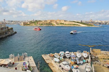 Valletta, Malta - 19 Aralık 2022: Feribotlu Manoel Adası Peyzajı