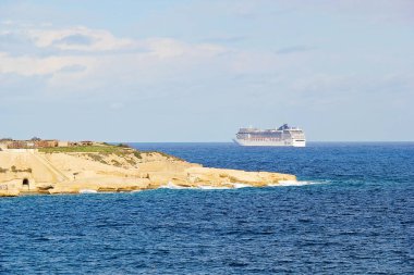 Valletta, Malta - 19 Aralık 2022 Kruvazör gemisi Malta adası yakınlarında