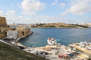 Valletta, Malta - 19 Aralık 2022: Feribot Girişli Manoel Adası Peyzajı