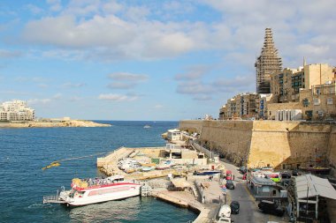 Valletta, Malta - 19 Aralık 2022: Valletta, Malta Ferry Stop with Old Town View