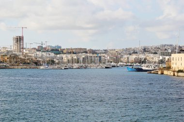 Valletta, Malta - 19 Aralık 2022: Malta Yat Kulübü Marina ve Deniz Manzarası
