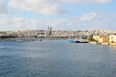 Valletta, Malta - 19 Aralık 2022: Yelkenli Gemili Malta Yat Kulübü Marina
