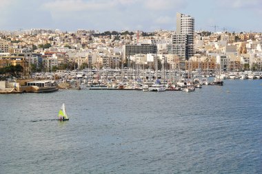 Valletta, Malta - 19 Aralık 2022: Yelkenli teknesi olan Malta Yat Kulübü Marina