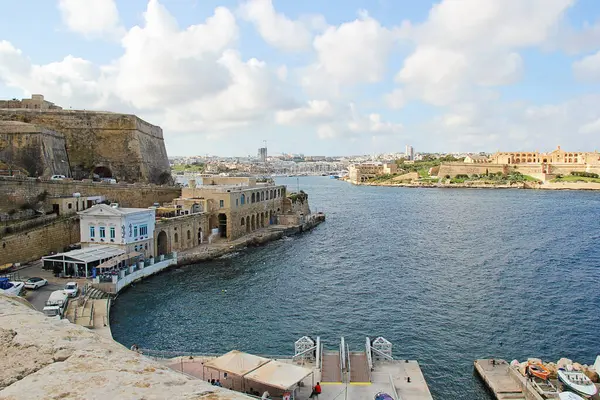 Valletta, Malta - 19 Aralık 2022: Valletta Old Town ve Ferry Stop