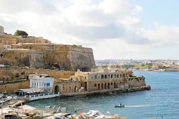 Valletta, Malta - 19 Aralık 2022: Valletta, Malta Eski Kent ve Kale Manzarası