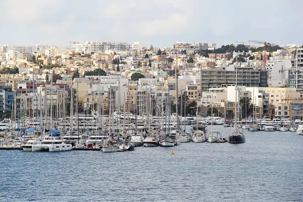 Valletta, Malta - 19 Aralık 2022: Güzel Malta Yat Kulübü Marina View