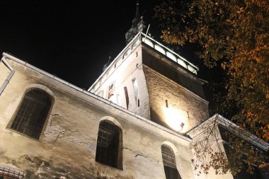 Sighisoara, Romanya - 27 Eylül 2019: Sighisoara 'daki Saat Kulesi Gece, Transilvanya, Romanya