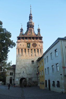 Sighisoara, Romanya - 27 Eylül 2019: Sighisoara, Transilvanya, Romanya 'daki Saat Kulesi