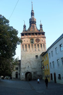 Sighisoara, Romanya - 27 Eylül 2019: Sighisoara, Transilvanya 'daki Saat Kulesi, Romanya