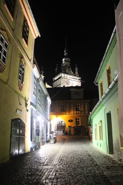 Sighisoara, Romanya - 27 Eylül 2019: Saat Kulesi ile Sighisoara Eski Şehir Gece Manzarası. Romanya 'daki Transilvanya Manzarası.