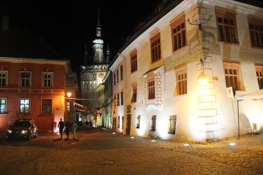 Sighisoara, Romanya - 27 Eylül 2019: Saat Kulesi ile Sighisoara Eski Şehir Akşam Manzarası. Romanya 'daki Transilvanya Manzarası.
