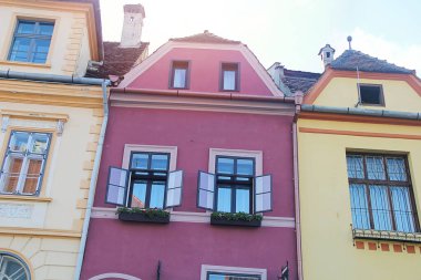 Sighisoara, Romanya - 27 Eylül 2019: Transilvanya, Romanya 'daki Sighisoara Eski Şehir Evleri Detayı  