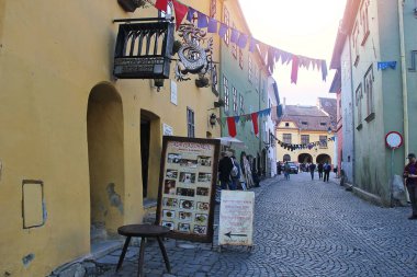 Sighisoara, Romanya - 27 Eylül 2019: Romanya 'nın Transilvanya kentindeki Sighisoara Parke Caddesi, Restoranı ile birlikte