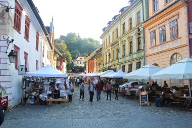 Sighisoara, Romanya - 27 Eylül 2019: Transilvanya, Restoran Terasları ve Market 'teki Sighisoara Caddesi ile Romanya Manzarası