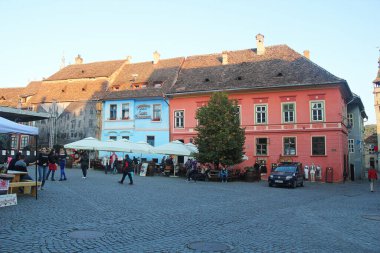 Sighisoara, Romanya - 27 Eylül 2019: Transilvanya 'daki Sighisoara Parke Caddesi, Romanya Restoran Terasları ile