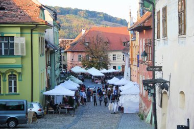 Sighisoara, Romanya - 27 Eylül 2019: Transilvanya 'da Market, Romanya ile Sighisoara Caddesi