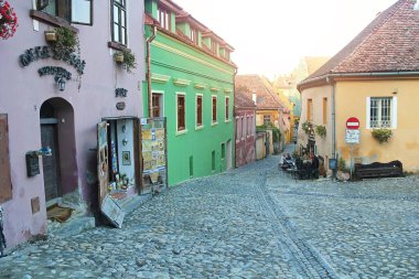 Sighisoara, Romanya - 27 Eylül 2019: Sighisoara Cobblestone Caddesi 'ndeki Transilvanya Manzarası Restoran Terası ve Otantik Dükkanı Romanya