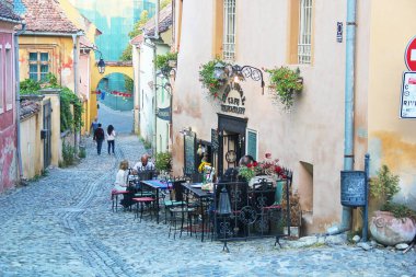 Sighisoara, Romanya - 27 Eylül 2019: Romanya 'nın Sighisoara kentindeki Otantik Restoran Terası ile Büyüleyici Transilvanya