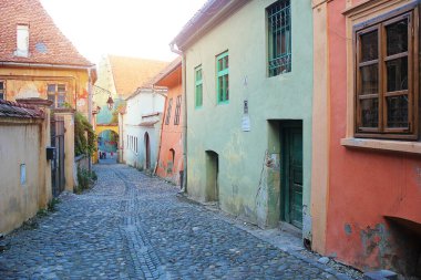Sighisoara, Romanya - 27 Eylül 2019: Ortaçağ Evleri, Transilvanya, Romanya  
