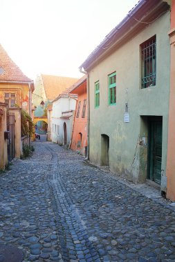 Sighisoara, Romanya - 27 Eylül 2019: Ortaçağ Evleri, Transilvanya, Romanya 'lı Sighisoara Çakıl Taşı Eski Kent Caddesi  