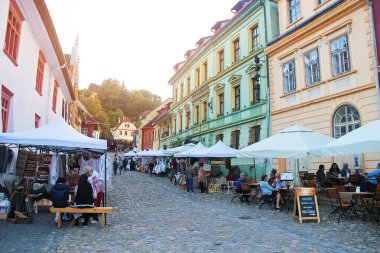 Sighisoara, Romanya - 27 Eylül 2019: Restoran Terasları, Transilvanya, Romanya Sighisoara Manzarası 