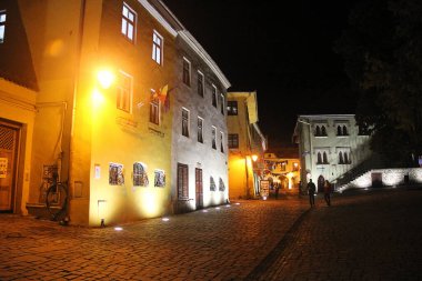 Sighisoara, Romanya - 27 Eylül 2019: Cobblestone Caddesi ile Sighisoara Akşam Manzarası, Gece Ortaçağ Evleri, Transilvanya, Romanya  