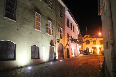 Sighisoara, Romanya - 27 Eylül 2019: Cobblestone Caddesi, Transilvanya, Romanya ile Sighisoara Akşam Manzarası  