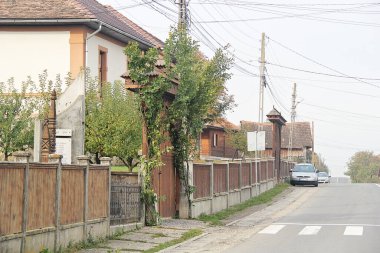 Cobatesti, Romanya - 28 Eylül 2019: Romanya 'da Süslü Szekely Gates ile Transilvanya' nın Harghita kentinde küçük bir köy 
