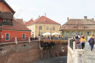 Sibiu, Romanya - 29 Eylül 2019: Romanya 'nın Sibiu kentindeki Güzel Yalanlar Köprüsü 